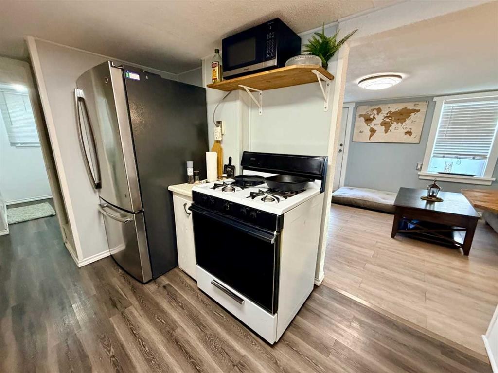 130 2 Avenue, Leslieville, AB - Indoor Photo Showing Kitchen
