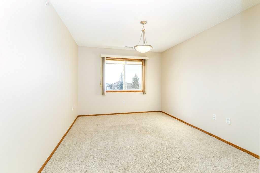 328-18 Averill Street, Red Deer, AB - Indoor Photo Showing Other Room