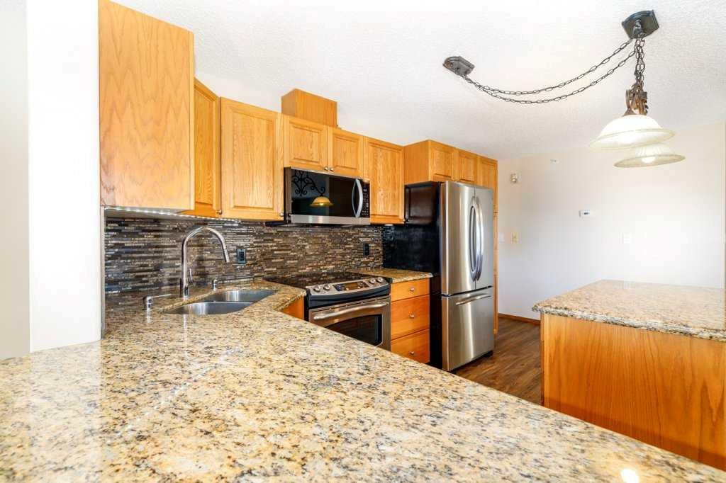 328-18 Averill Street, Red Deer, AB - Indoor Photo Showing Kitchen With Double Sink