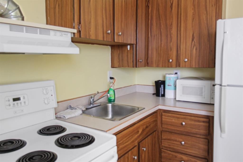 4840 49 Avenue, Irma, AB - Indoor Photo Showing Kitchen