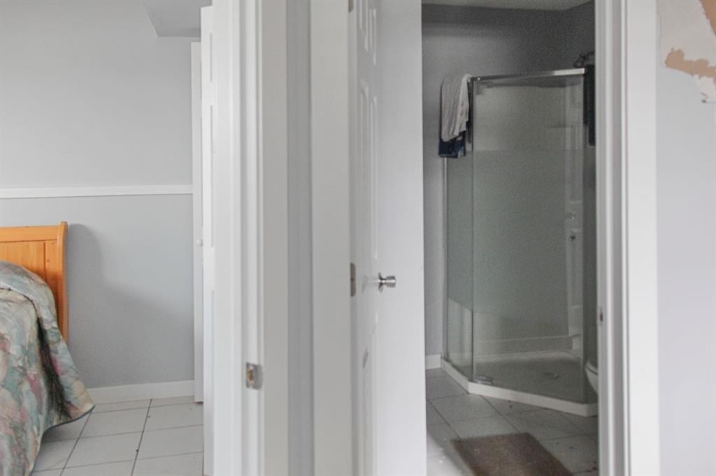 4840 49 Avenue, Irma, AB - Indoor Photo Showing Bathroom