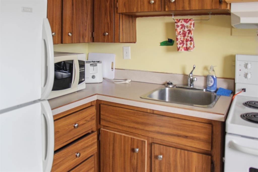 4840 49 Avenue, Irma, AB - Indoor Photo Showing Kitchen