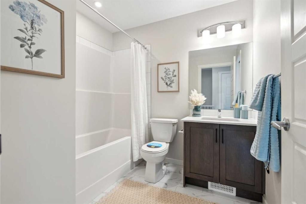 14685 1 Street Ne, Calgary, AB - Indoor Photo Showing Bathroom