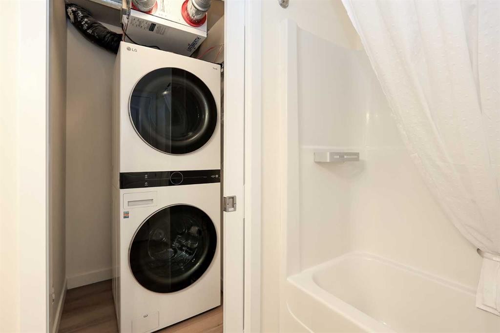 1025-31 Jamieson Avenue, Red Deer, AB - Indoor Photo Showing Laundry Room