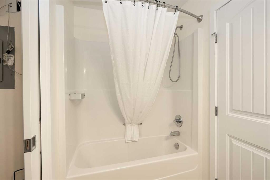 1025-31 Jamieson Avenue, Red Deer, AB - Indoor Photo Showing Bathroom