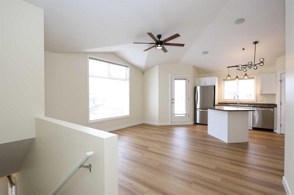 1025-31 Jamieson Avenue, Red Deer, AB - Indoor Photo Showing Kitchen