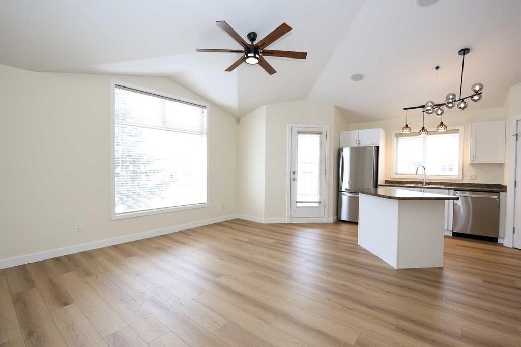 1025-31 Jamieson Avenue, Red Deer, AB - Indoor Photo Showing Kitchen