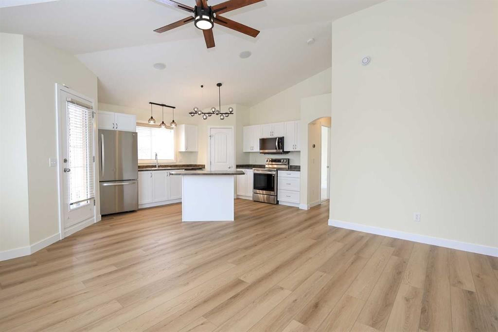 1025-31 Jamieson Avenue, Red Deer, AB - Indoor Photo Showing Kitchen