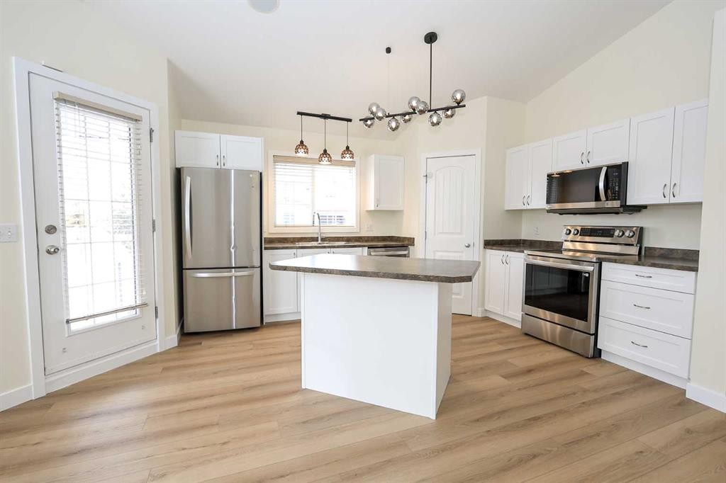 1025-31 Jamieson Avenue, Red Deer, AB - Indoor Photo Showing Kitchen With Stainless Steel Kitchen