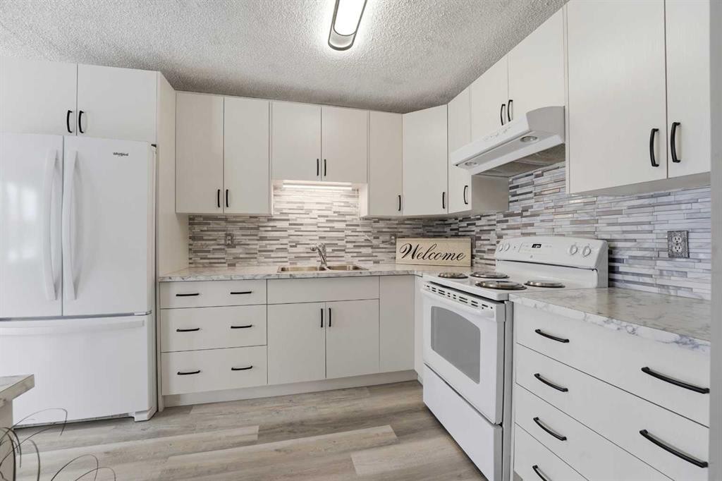 1-96 Holmes Street, Red Deer, AB - Indoor Photo Showing Kitchen