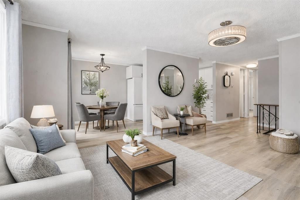 1-96 Holmes Street, Red Deer, AB - Indoor Photo Showing Living Room