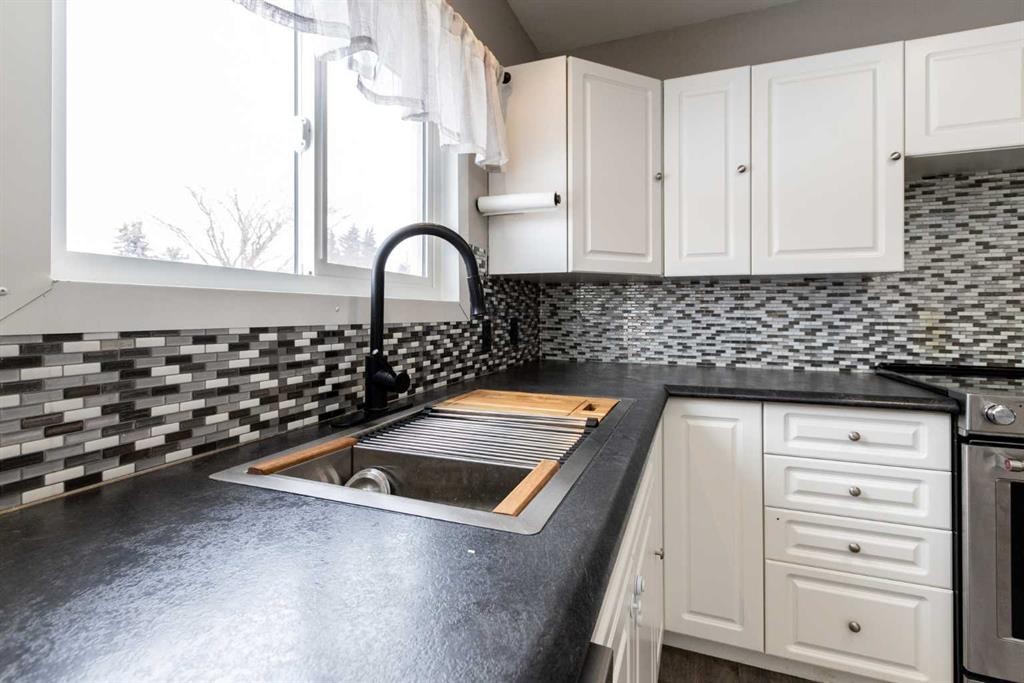 4919 46 Street, Innisfail, AB - Indoor Photo Showing Kitchen With Upgraded Kitchen