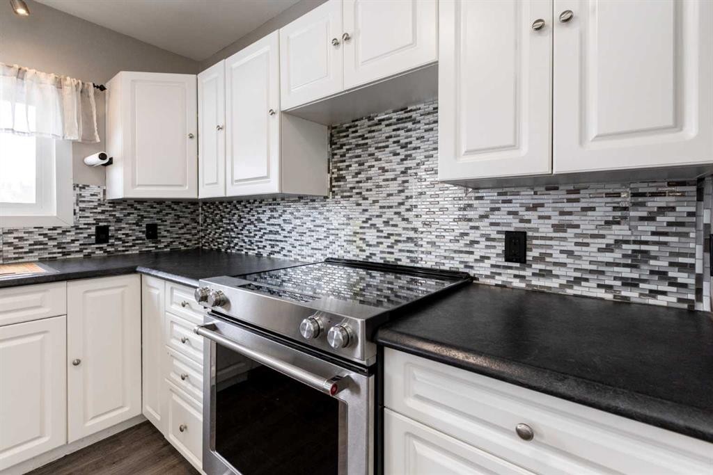 4919 46 Street, Innisfail, AB - Indoor Photo Showing Kitchen With Upgraded Kitchen