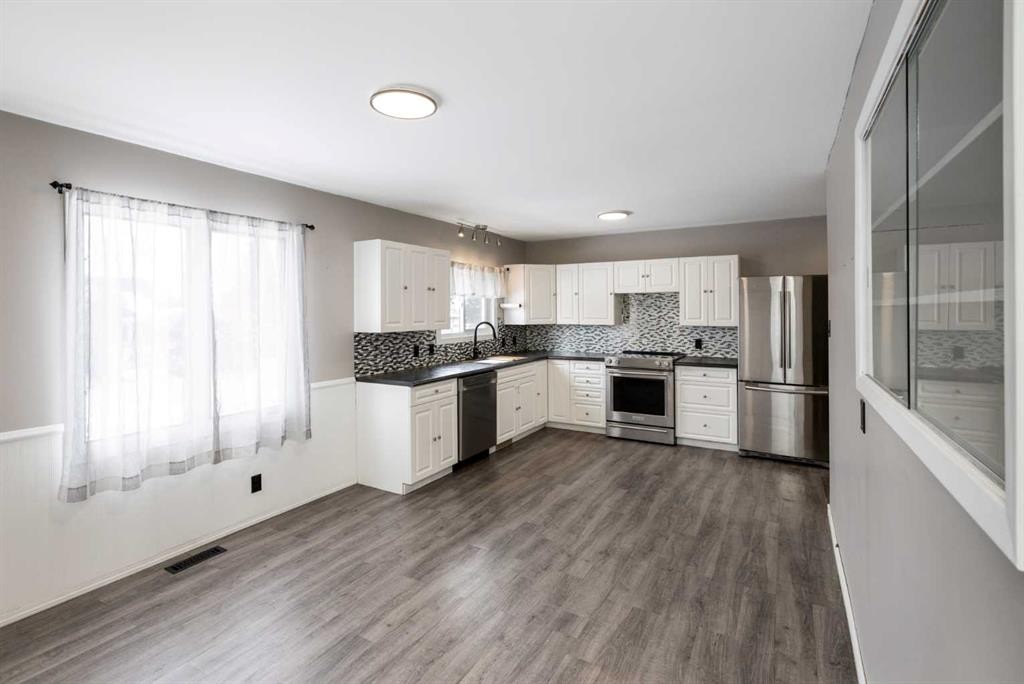 4919 46 Street, Innisfail, AB - Indoor Photo Showing Kitchen