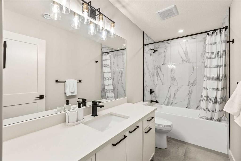 112 South Shore View, Chestermere, AB - Indoor Photo Showing Bathroom