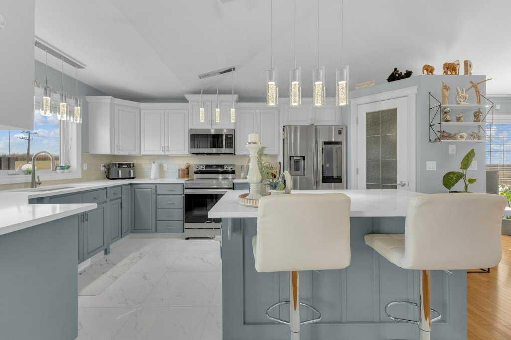 3905 39 Street Close, Ponoka, AB - Indoor Photo Showing Kitchen With Upgraded Kitchen