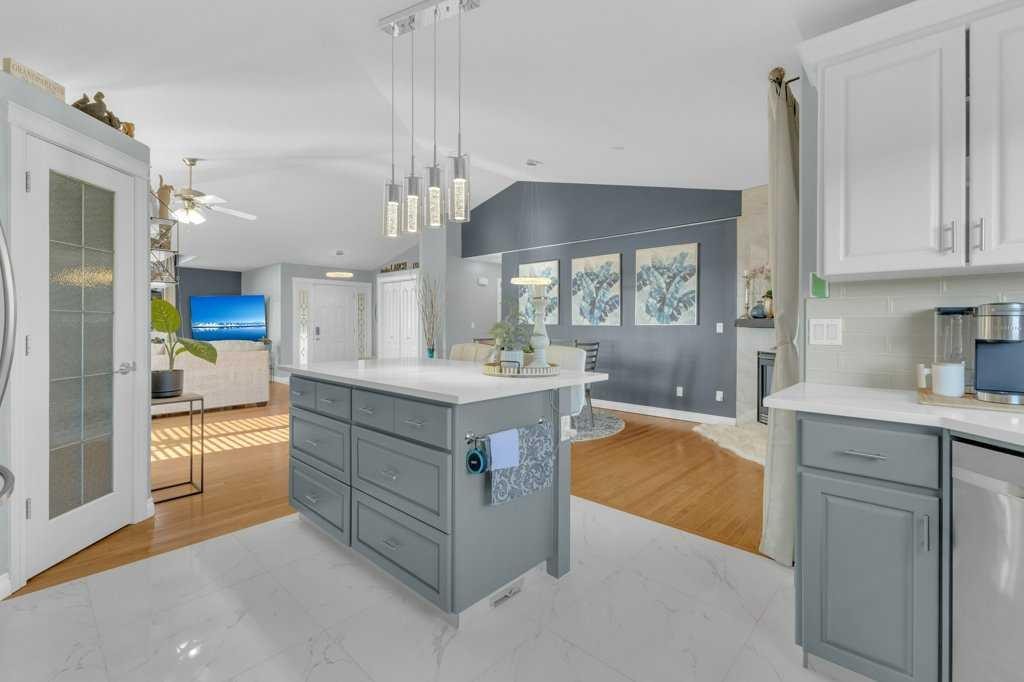 3905 39 Street Close, Ponoka, AB - Indoor Photo Showing Kitchen With Upgraded Kitchen