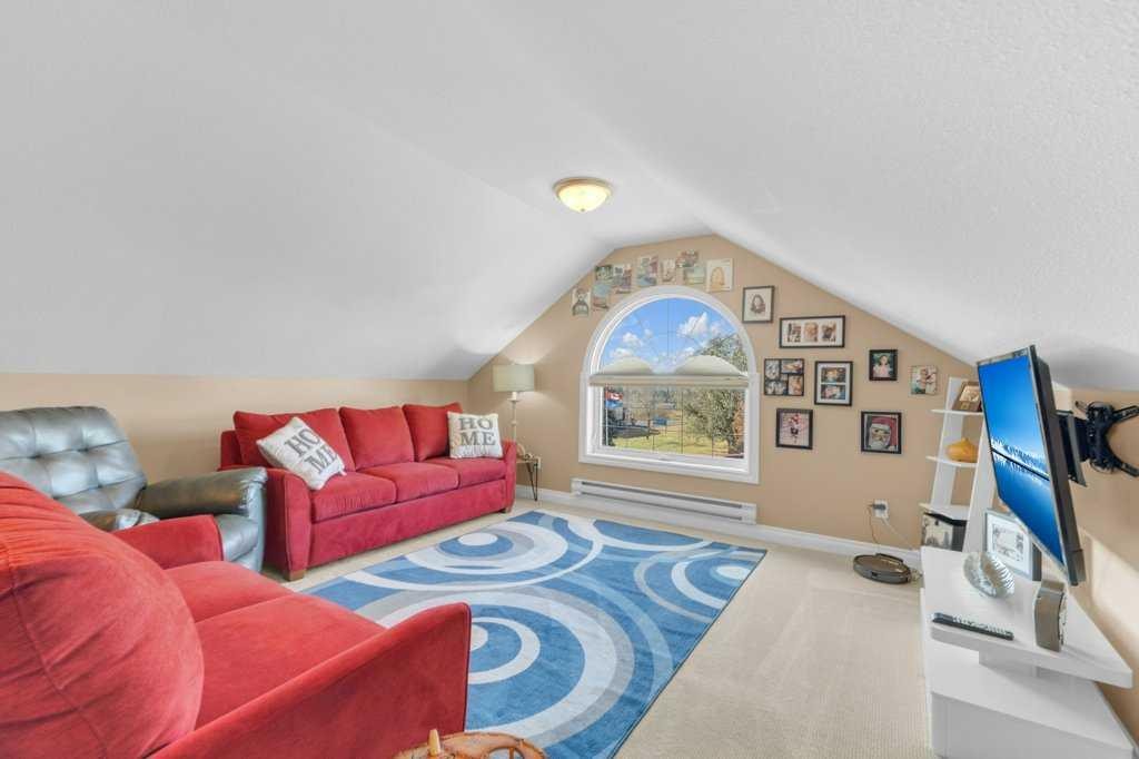 3905 39 Street Close, Ponoka, AB - Indoor Photo Showing Living Room