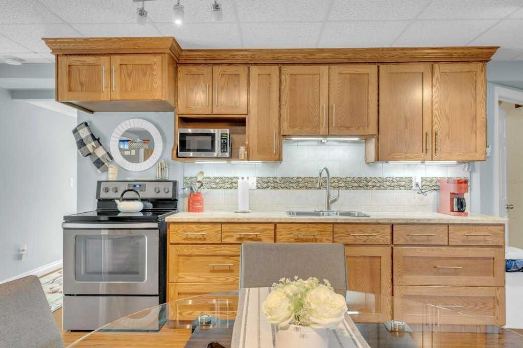 3905 39 Street Close, Ponoka, AB - Indoor Photo Showing Kitchen With Double Sink
