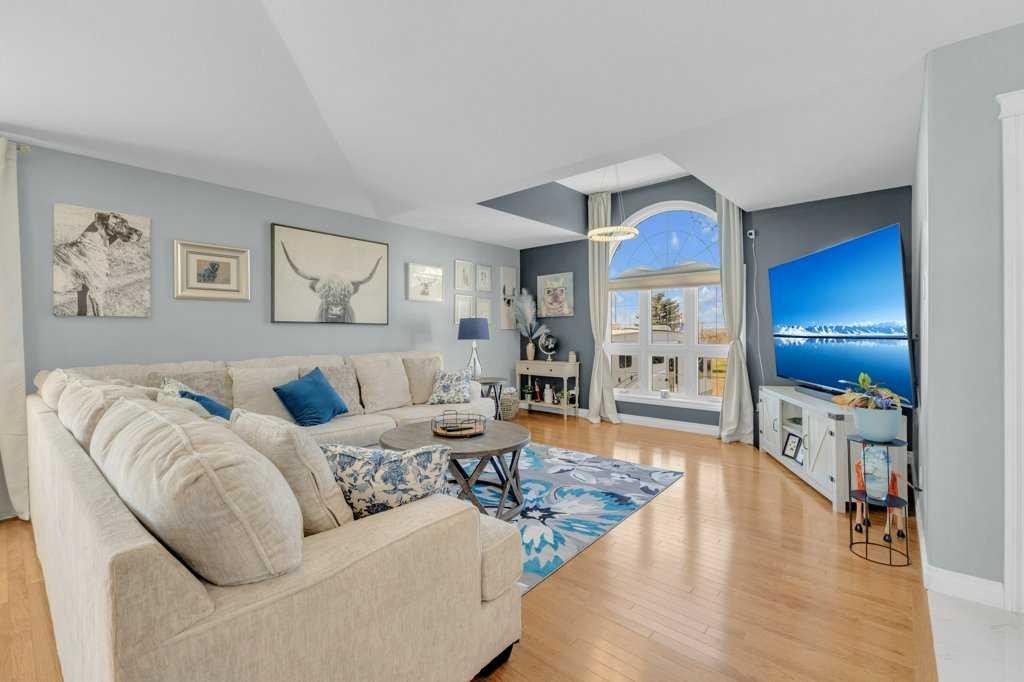 3905 39 Street Close, Ponoka, AB - Indoor Photo Showing Living Room