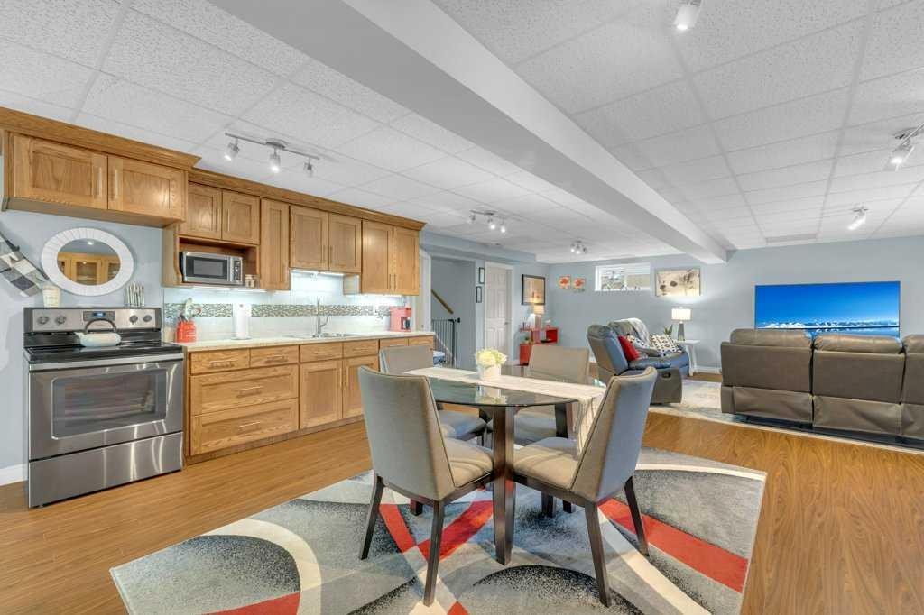 3905 39 Street Close, Ponoka, AB - Indoor Photo Showing Kitchen
