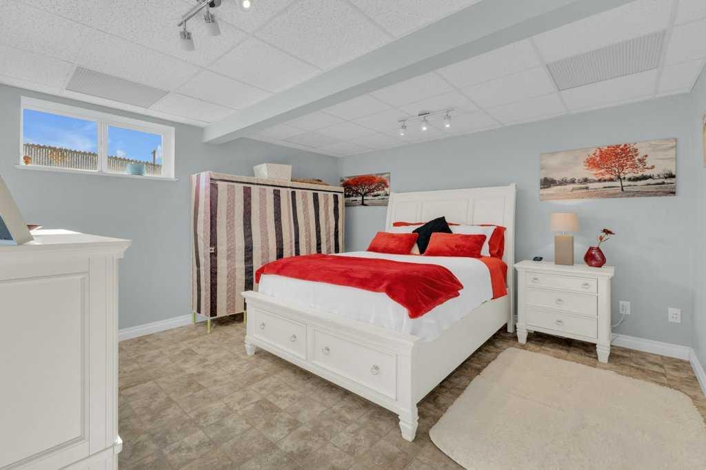 3905 39 Street Close, Ponoka, AB - Indoor Photo Showing Bedroom