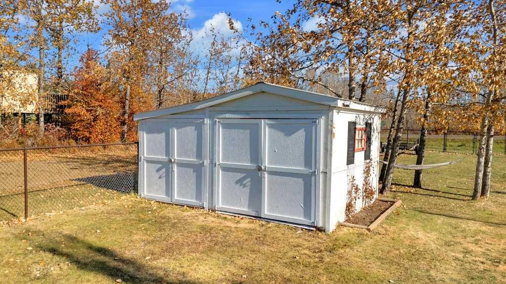 3905 39 Street Close, Ponoka, AB - Outdoor