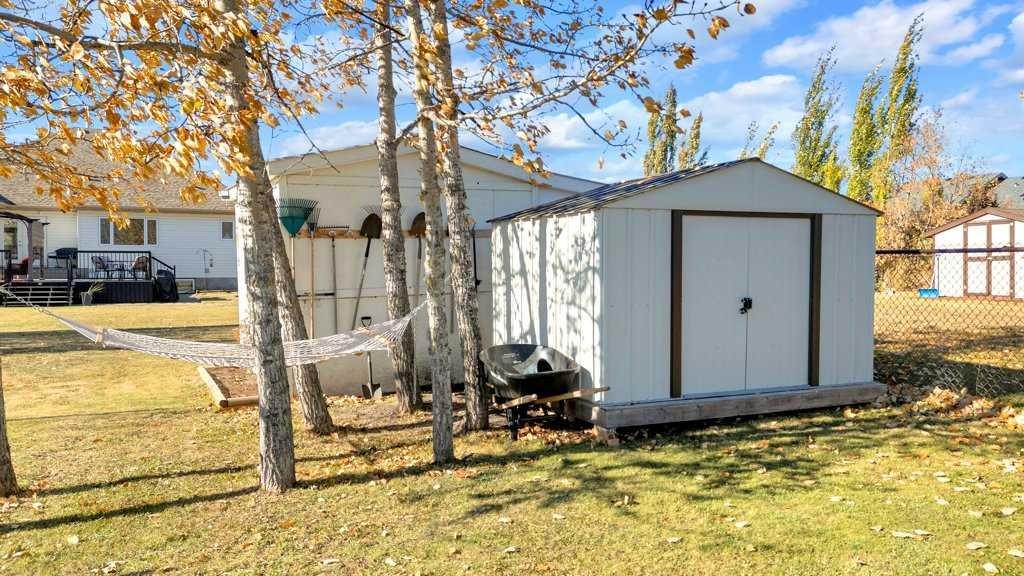 3905 39 Street Close, Ponoka, AB - Outdoor