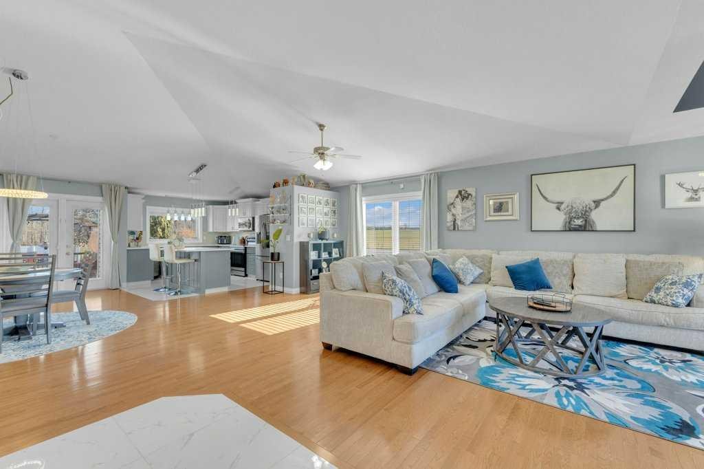 3905 39 Street Close, Ponoka, AB - Indoor Photo Showing Living Room