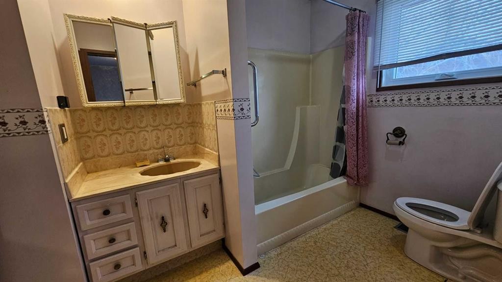 4618 Westminster Avenue, Coronation, AB - Indoor Photo Showing Bathroom