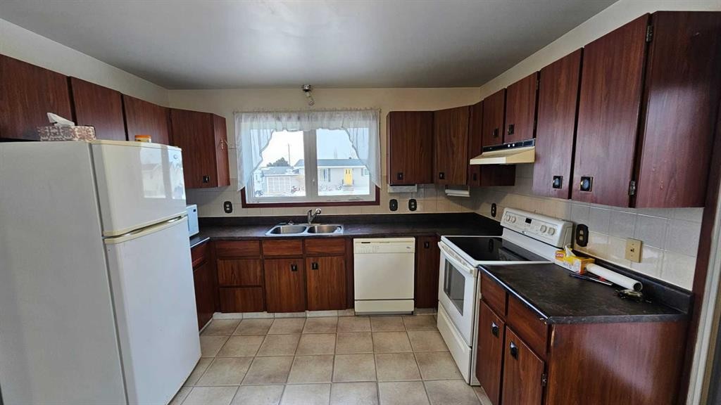 4618 Westminster Avenue, Coronation, AB - Indoor Photo Showing Kitchen With Double Sink