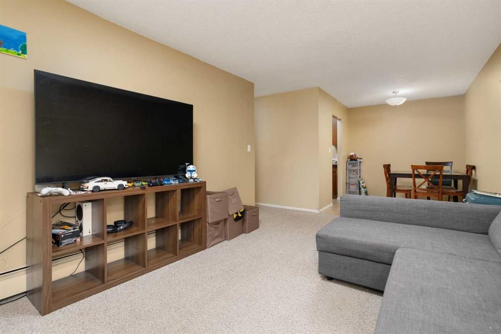 405-5418 52 Street, Camrose, AB - Indoor Photo Showing Living Room
