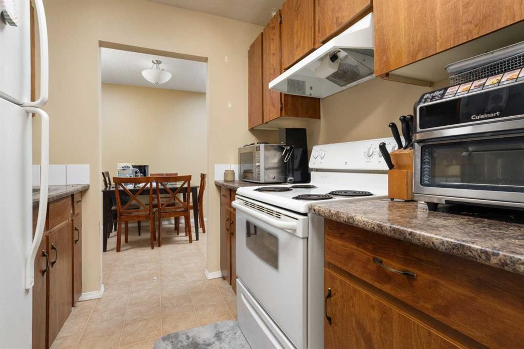 405-5418 52 Street, Camrose, AB - Indoor Photo Showing Kitchen