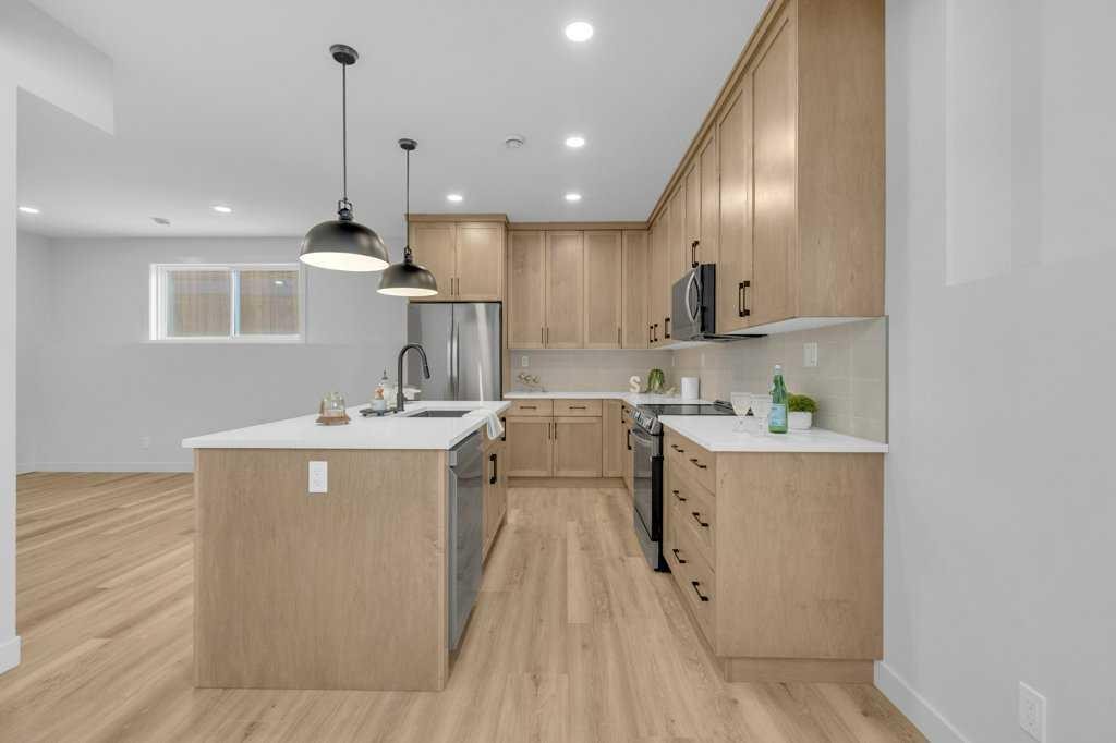 148 Red Ash Cove, Springbrook, AB - Indoor Photo Showing Kitchen With Upgraded Kitchen