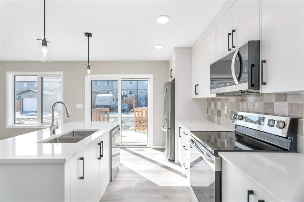 42 Anna Close, Blackfalds, AB - Indoor Photo Showing Kitchen With Double Sink With Upgraded Kitchen