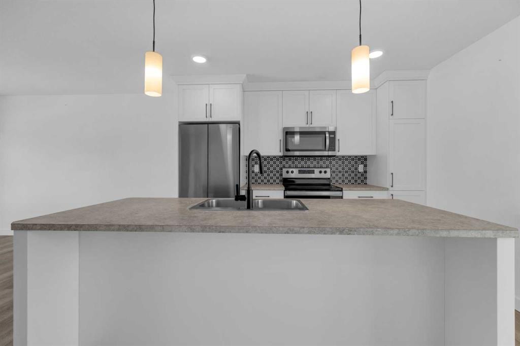 182 Ava Crescent, Blackfalds, AB - Indoor Photo Showing Kitchen With Upgraded Kitchen