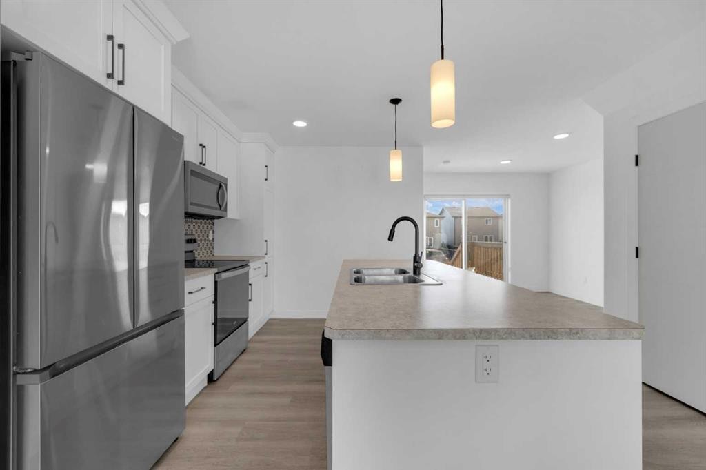 182 Ava Crescent, Blackfalds, AB - Indoor Photo Showing Kitchen With Double Sink With Upgraded Kitchen