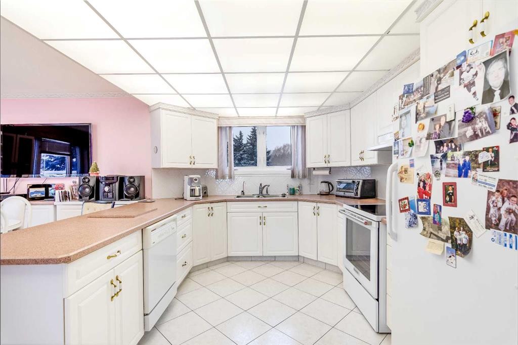 3 Rustic Road, Norglenwold, AB - Indoor Photo Showing Kitchen With Double Sink