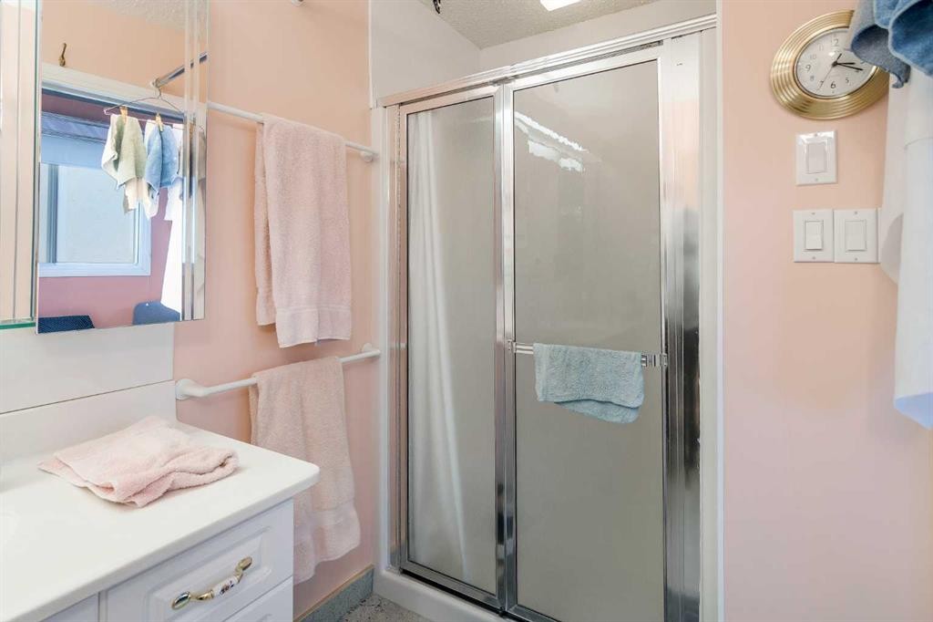 3 Rustic Road, Norglenwold, AB - Indoor Photo Showing Bathroom