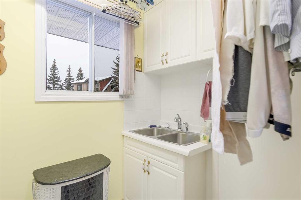 3 Rustic Road, Norglenwold, AB - Indoor