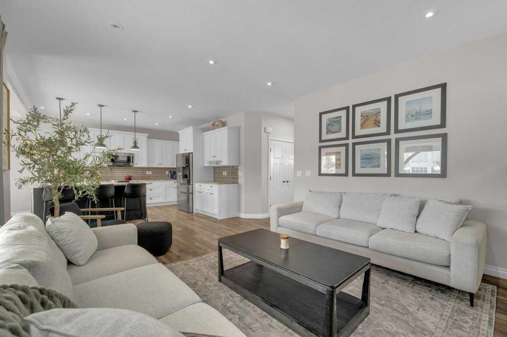 23 Bowman Circle, Sylvan Lake, AB - Indoor Photo Showing Living Room