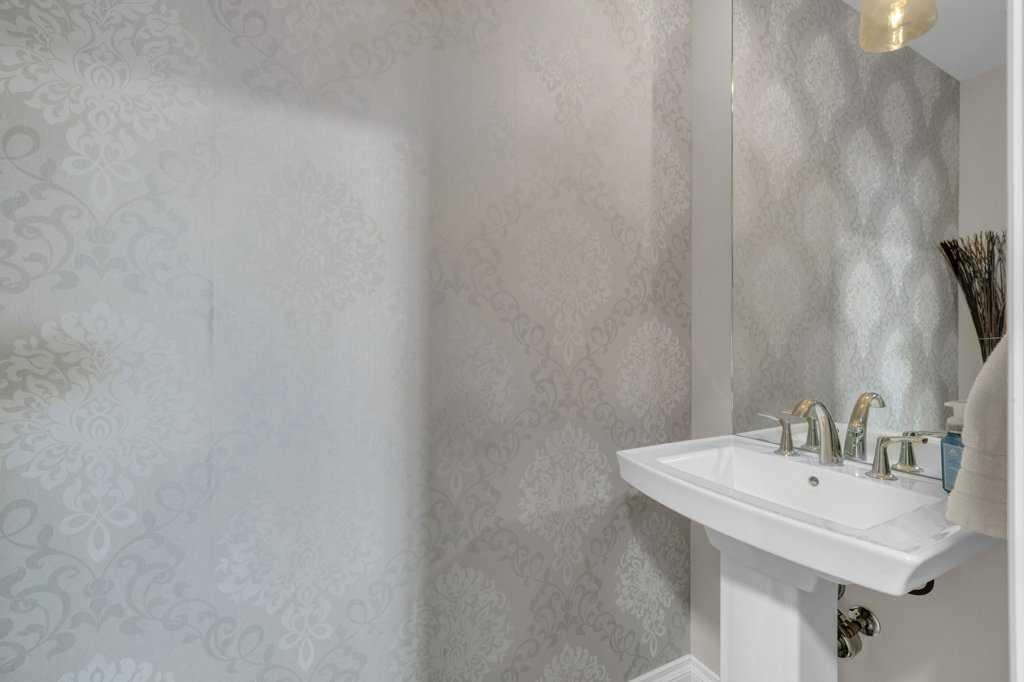 23 Bowman Circle, Sylvan Lake, AB - Indoor Photo Showing Bathroom