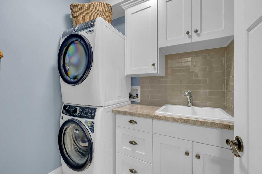 23 Bowman Circle, Sylvan Lake, AB - Indoor Photo Showing Laundry Room