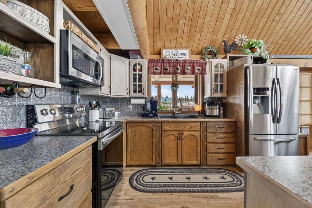 3-32460 Range Road 61, Rural Mountain View County, AB - Indoor Photo Showing Kitchen With Double Sink