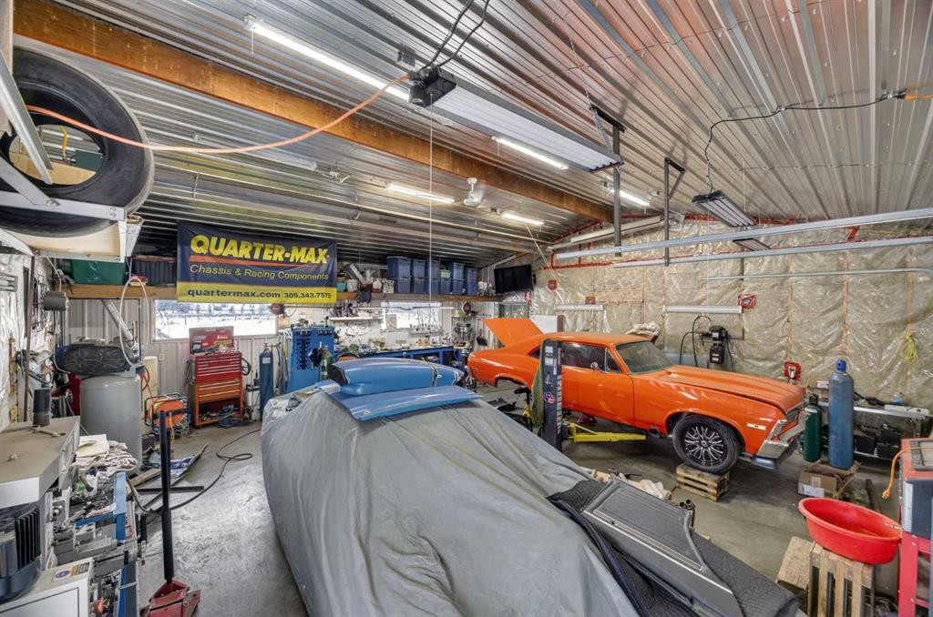 3-32460 Range Road 61, Rural Mountain View County, AB - Indoor Photo Showing Garage