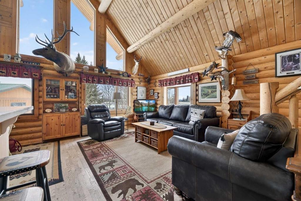 3-32460 Range Road 61, Rural Mountain View County, AB - Indoor Photo Showing Living Room