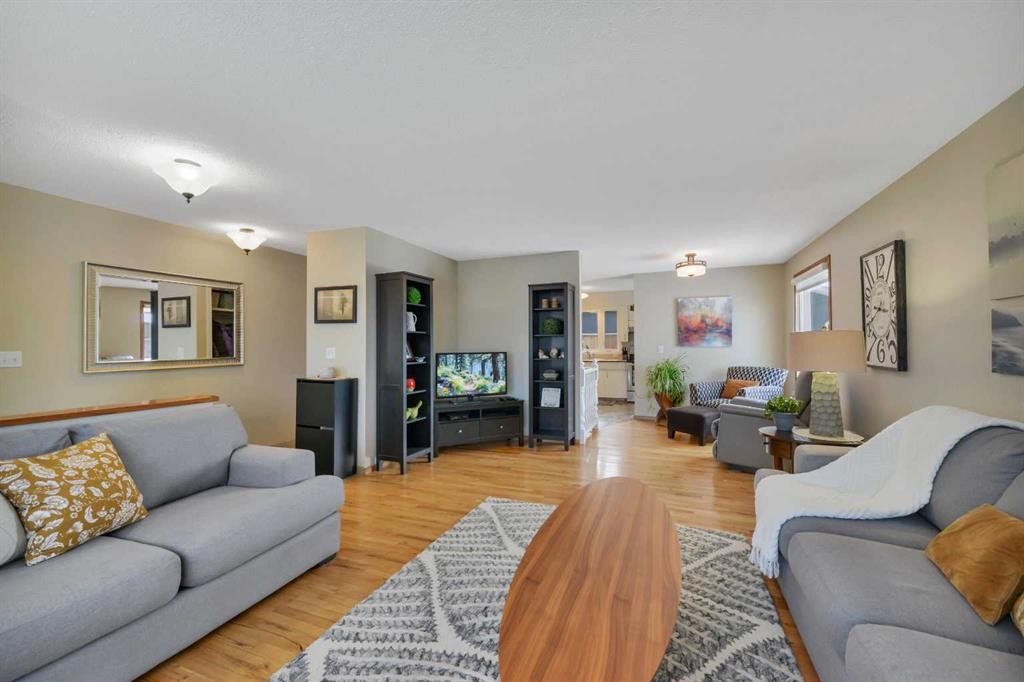 31 Mitchell Avenue, Red Deer, AB - Indoor Photo Showing Living Room