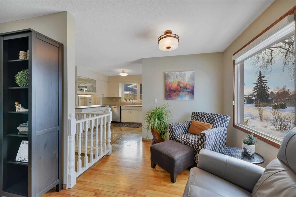31 Mitchell Avenue, Red Deer, AB - Indoor Photo Showing Living Room