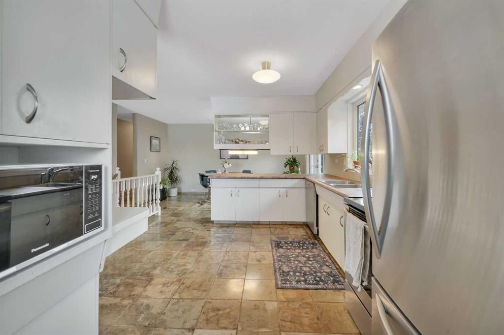 31 Mitchell Avenue, Red Deer, AB - Indoor Photo Showing Kitchen
