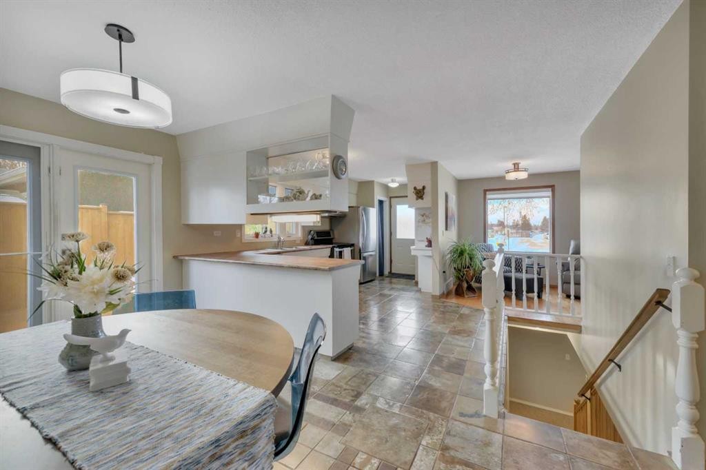 31 Mitchell Avenue, Red Deer, AB - Indoor Photo Showing Dining Room